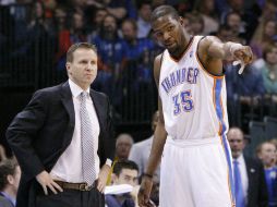 Kevin Durant habla con su coach Scott Brooks durante el encuentro. AP /