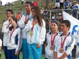 Daniela Schippers y Christopher Díaz (c) ganan la medalla de oro en tenis. ESPECIAL /