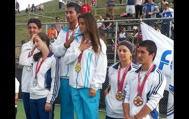 Daniela Schippers y Christopher Díaz (c) ganan la medalla de oro en tenis. ESPECIAL /