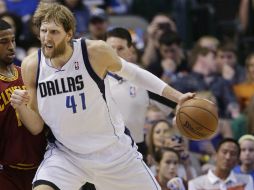 Dirk Nowitzki encesta 13 puntos. AP /