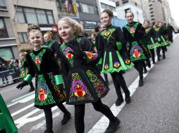 Niñas con trajes tradiconales de danza irlandesa forman parte del desfile en Nueva York. AFP /