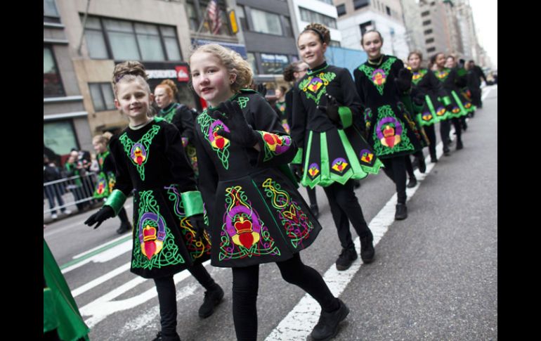 Niñas con trajes tradiconales de danza irlandesa forman parte del desfile en Nueva York. AFP /