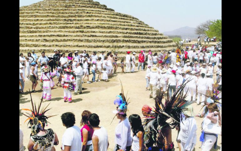 Ceremonia. Los interesados en tomar parte de esta celebración deben acudir vestidos de blanco, esa es una de las reglas principales.  /