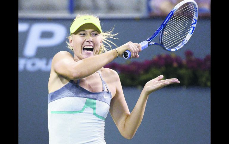 Maria Sharapova recupera la segunda posición de la clasificación de la WTA al alcanzar la final, en detrimento de Victoria Azarenka. EFE /