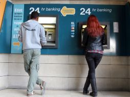 Piden a Chipre que instaure una tasa excepcional e inédita de 6.75% a todos los depósitos bancarios de menos de  100 mil euros. AFP /