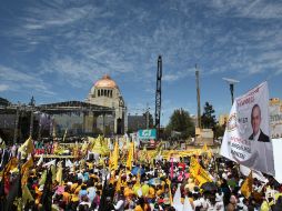 Miles de personas se manifiestan contra una posible privatización de Petróleos Mexicanos. EFE /