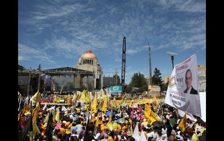 Miles de personas se manifiestan contra una posible privatización de Petróleos Mexicanos. EFE /