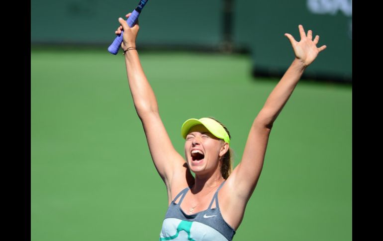 Sharapova estalla en júbilo luego de ganar el torneo en Indian Wells. AFP /