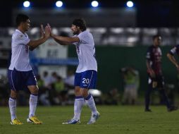 Teofilo Gutiérrez y Mariano Pavone celebran el primer gol del Cruz Azul en el partido ante los Potros. MEXSPORT /