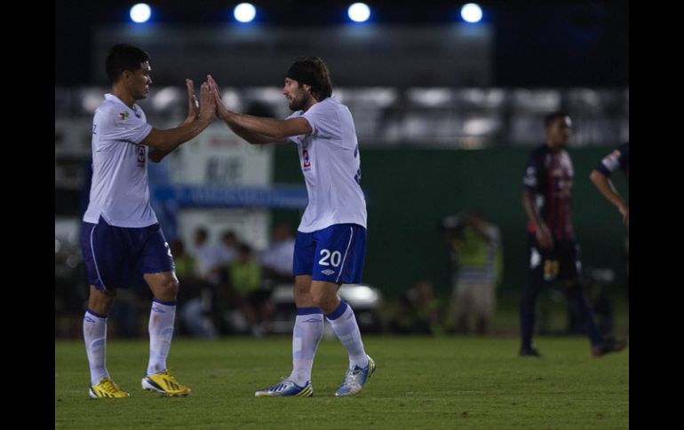 Teofilo Gutiérrez y Mariano Pavone celebran el primer gol del Cruz Azul en el partido ante los Potros. MEXSPORT /