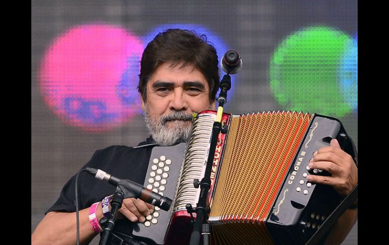 Después de una hora de concierto, Celso Piña se despidió, no sin antes lanzar dos rosas rojas. AFP /