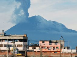 El volcán Tungurahua, al sur del país, se mantiene con actividad alta. ARCHIVO /