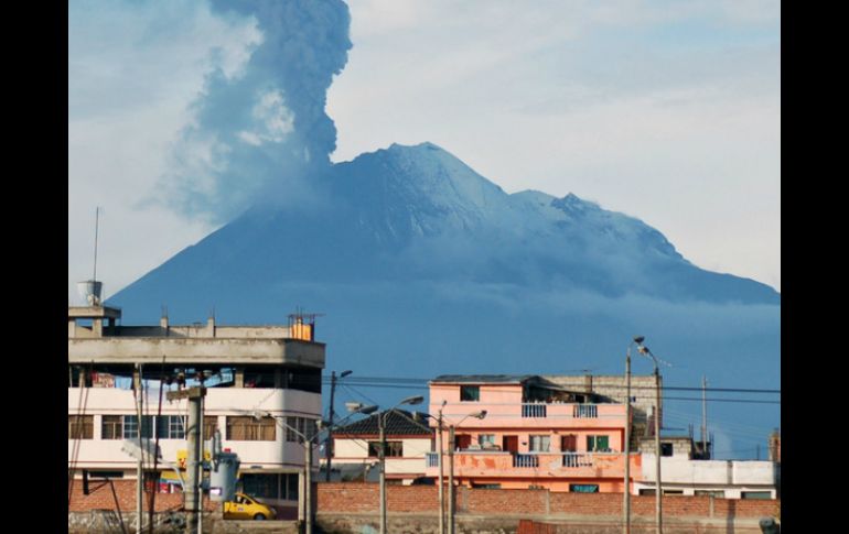 El volcán Tungurahua, al sur del país, se mantiene con actividad alta. ARCHIVO /