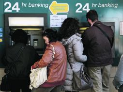 Tras el anuncio del acuerdo, decenas de chipriotas acudieron a los bancos para retirar dinero de los cajeros  automáticos. AFP /