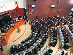 Senado. Los legisladores recibieron la propuesta de la Conago para mesurar el sobreendeudamiento de estados y municipios. AFP /