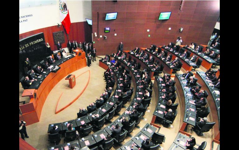 Senado. Los legisladores recibieron la propuesta de la Conago para mesurar el sobreendeudamiento de estados y municipios. AFP /