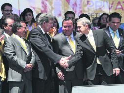 Con la cúpula. El jefe de Gobierno capitalino, Miguel Ángel Mancera, saluda a Cuauhtémoc Cárdenas en el Monumento a la Revolución. NTX /