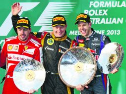 Alonso, Räikkönen y Vettel, que ya han sido campeones de la Fórmula Uno, compartieron el podio en Melbourne. AFP /