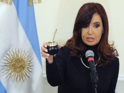 Fernández de Kirchner muestra su taza de mate durante una rueda de prensa tras su encuentro con el papa Francisco. EFE /