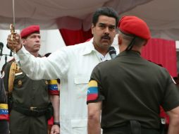 Nicolás Maduro entrega la espada de Bolívar a la guardia presidencial. EFE /