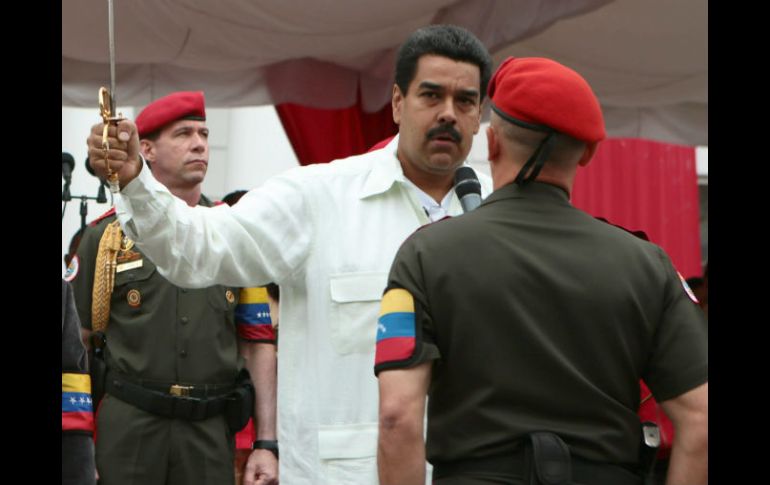 Nicolás Maduro entrega la espada de Bolívar a la guardia presidencial. EFE /