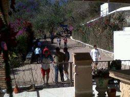 Algunas veces las personas tiran basura entre la flora de la barranca.  /