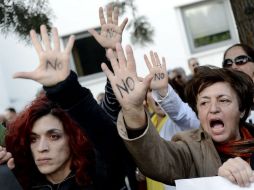 Centenares de personas protestan contra las medidas de rescate del Eurogrupo. EFE /