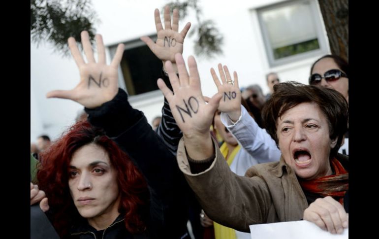 Centenares de personas protestan contra las medidas de rescate del Eurogrupo. EFE /