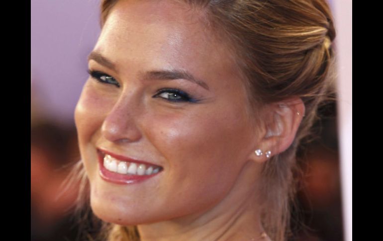 No es la primera vez que la modelo Bar Refaeli  genera polémica. ARCHIVO /