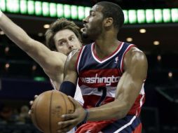 John Wall tuvo su mejor producción ofensiva en la actual temporada al anotar 29 puntos. AP /