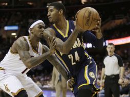 Paul George de Pacers y Daniel Gibson de Cavaliers durante el partido en Cleveland. AP /