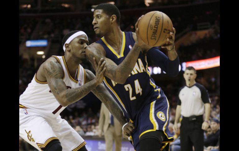 Paul George de Pacers y Daniel Gibson de Cavaliers durante el partido en Cleveland. AP /