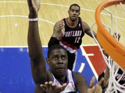 Jrue Holiday marca para los 76ers. AP /