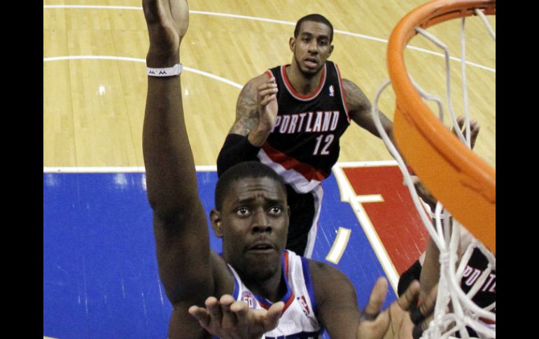 Jrue Holiday marca para los 76ers. AP /