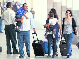 DEJAN LA URBE. Una familia arriba a la Central Camionera. EL INFORMADOR /