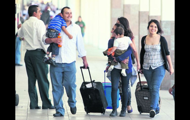 DEJAN LA URBE. Una familia arriba a la Central Camionera. EL INFORMADOR /