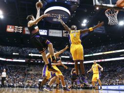 El base esloveno Goran Dragic (i), de los Suns, logró un doble-doble de 12 tantos y repartió 10 asistencias. AP /