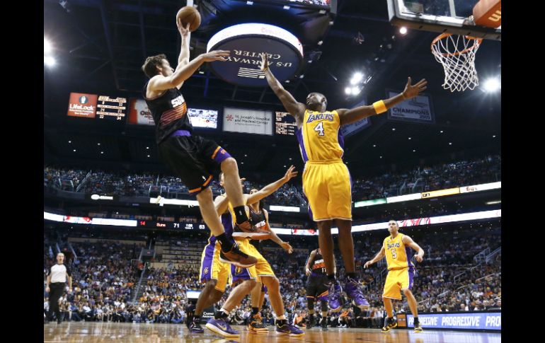 El base esloveno Goran Dragic (i), de los Suns, logró un doble-doble de 12 tantos y repartió 10 asistencias. AP /