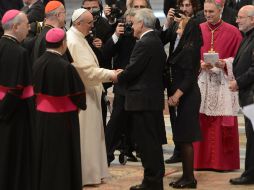 Sebastián Piñera (c), junto a su esposa, Cecilia Morel (d), saludando al Papa Francisco (i). EFE /