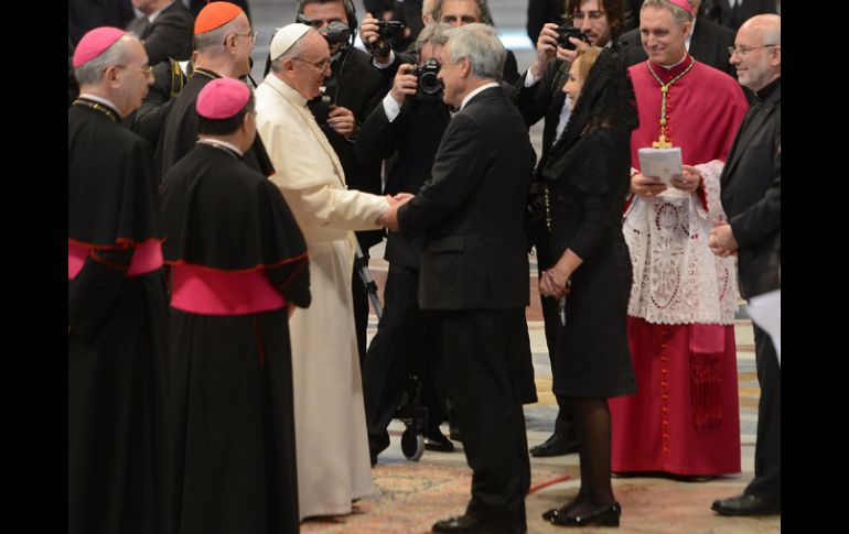 Sebastián Piñera (c), junto a su esposa, Cecilia Morel (d), saludando al Papa Francisco (i). EFE /