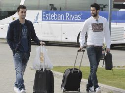 Los jugadores de la selección española de fútbol Alvaro Arbeloa (i) y Raúl Albiol, a su llegada a la Ciudad del Fútbol de Las Rozas. EFE /