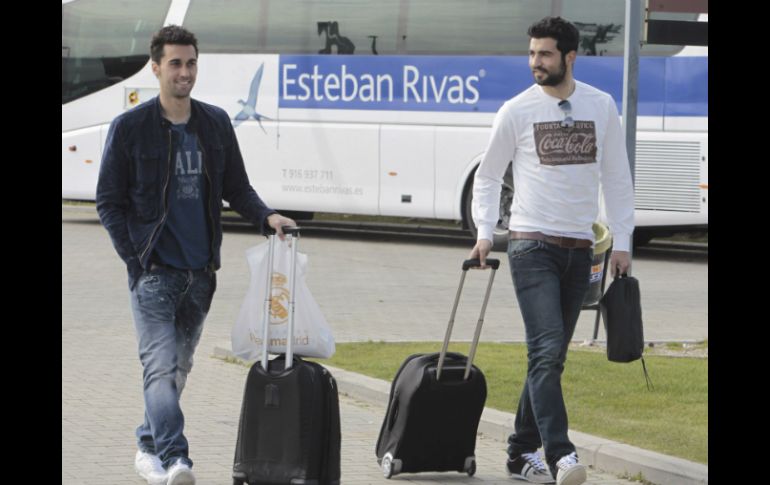 Los jugadores de la selección española de fútbol Alvaro Arbeloa (i) y Raúl Albiol, a su llegada a la Ciudad del Fútbol de Las Rozas. EFE /