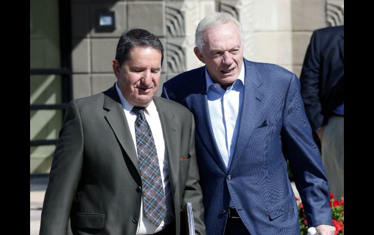 Jerry Jones (d), dueño de los Vaqueros de Dallas, abandona una reunión de la liga.. AP /