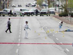 Sicarios a bordo de una camioneta dieron muerte a los agentes policiacos. EFE /