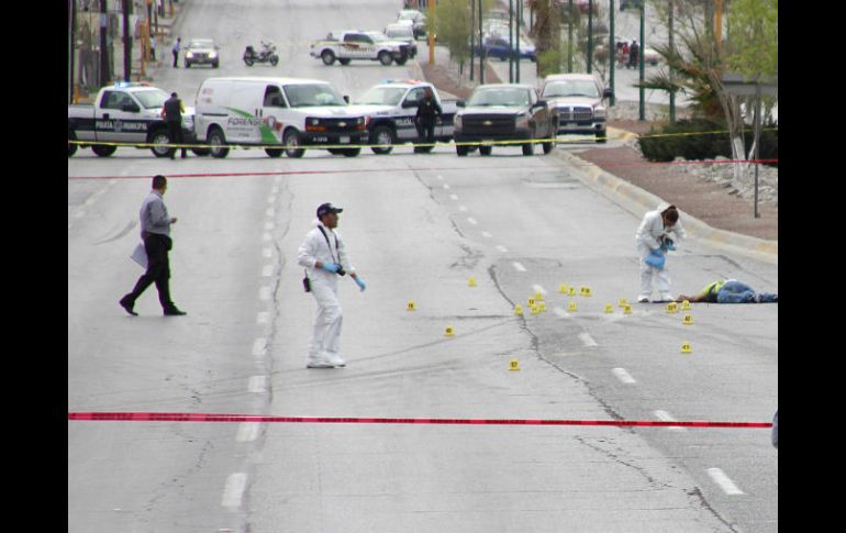 Sicarios a bordo de una camioneta dieron muerte a los agentes policiacos. EFE /