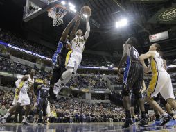 Paul George (24) de INdidna encesta ante la marca de O'Quinn de Orlando. AP /