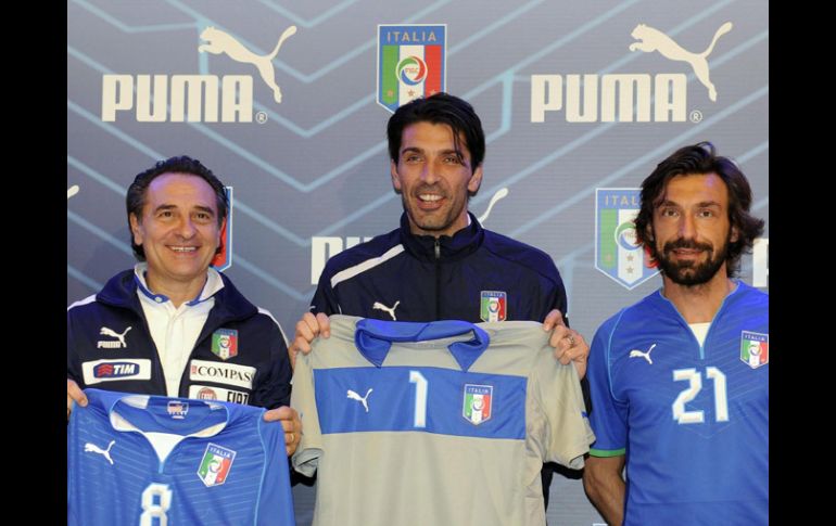 Prandelli, Buffon y Pirlo muestran la nueva playera de la selección italiana para la Copa Confederaciones. EFE /