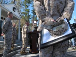 El brigadier general James Lukeman, jefe de la segunda brigada expedicionaria de marines, explica el accidente a los medios. AP /