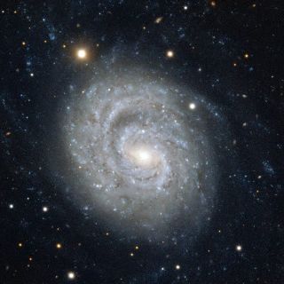 Telescopio de ESO exhibe galaxia espiral con supernova