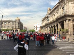 Los trabajadores bloquearon Avenida 16 de septiembre en su cruce con Hidalgo.  /